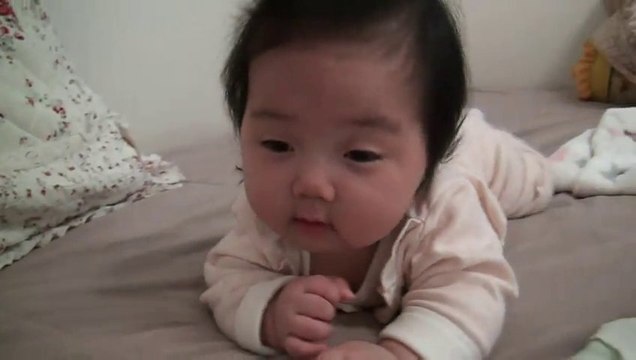 Le bébé le plus mignon du monde - Même au réveil il sourit!