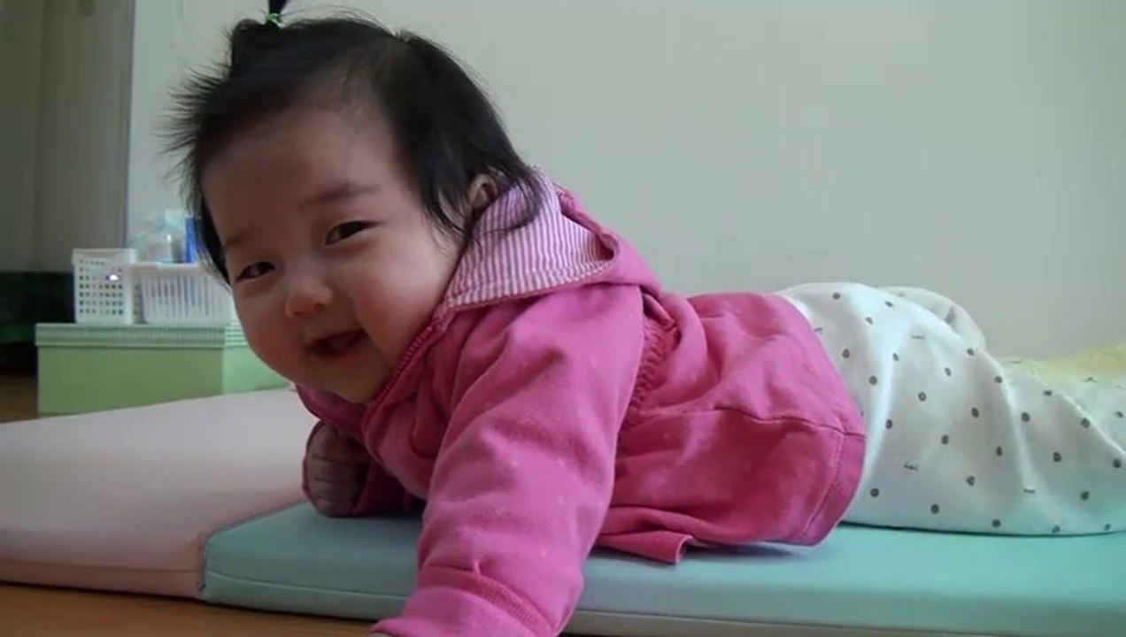 Baby Yerin Laughing at a Tape - So cute!