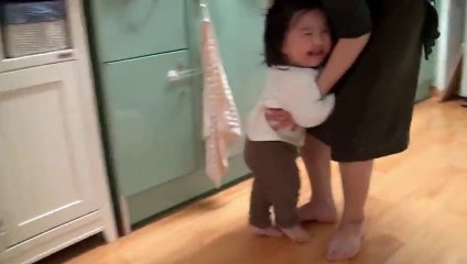 下载视频: Papa chasse sa petite fille trop marrant!