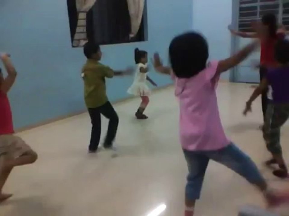 Cute kids dancing to bollywood song dhinka chika from the film Ready