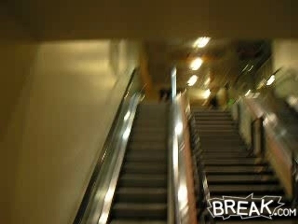 un abruti en escalator