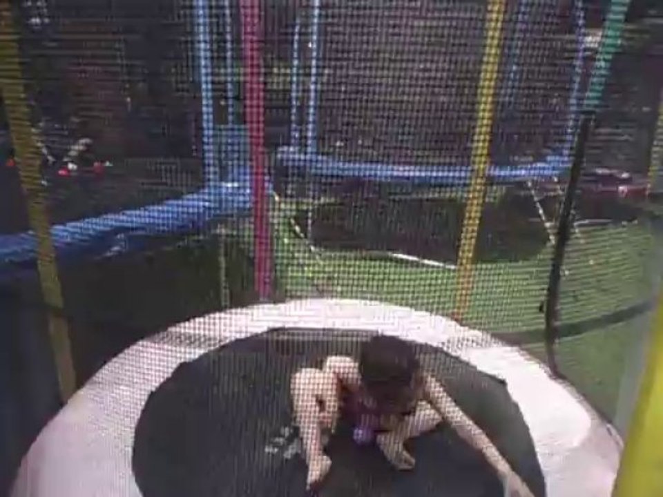 Meïline dans le trampoline à balles....