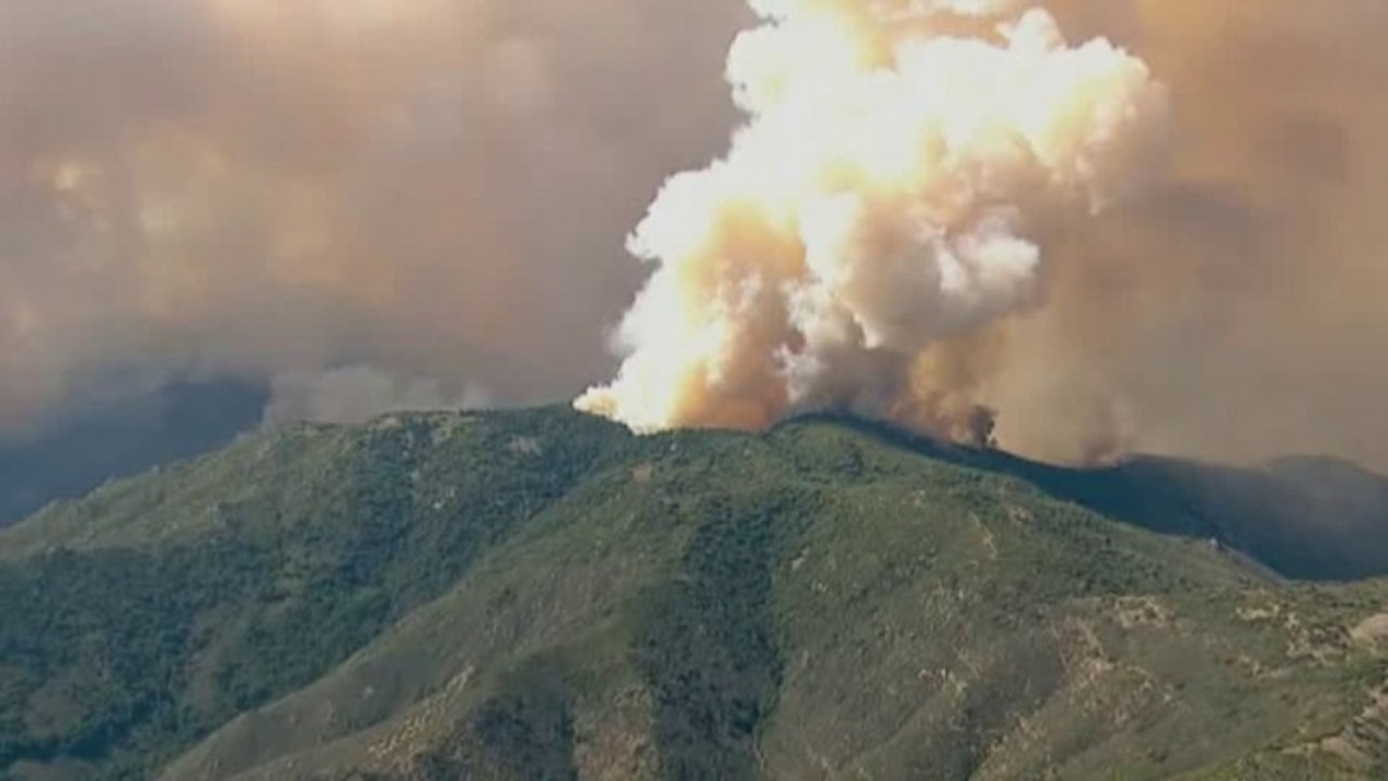 8000 acre blaze defies firefighters