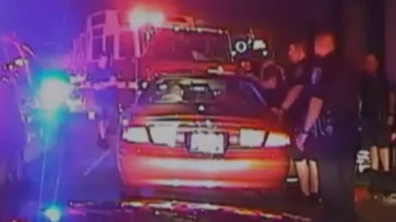Policemen stop car and deliver baby