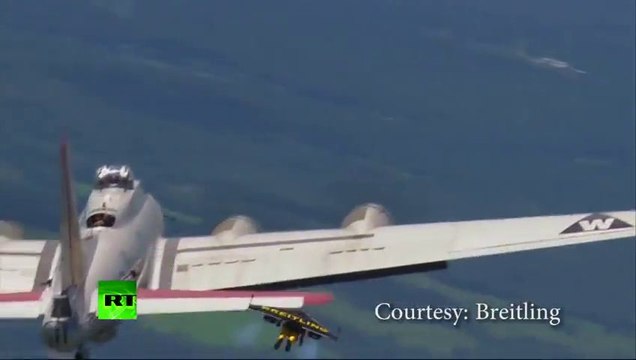 Spectacular video : Jetman sails alongside a plane, B17 bomber.