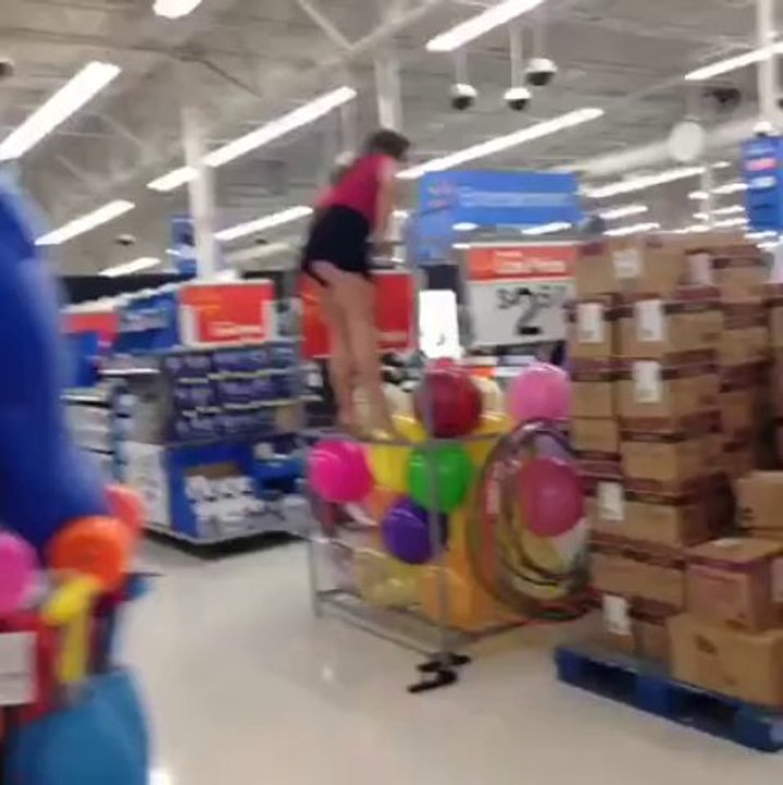 Mauvaise idée - Elle se fracasse dans des ballons