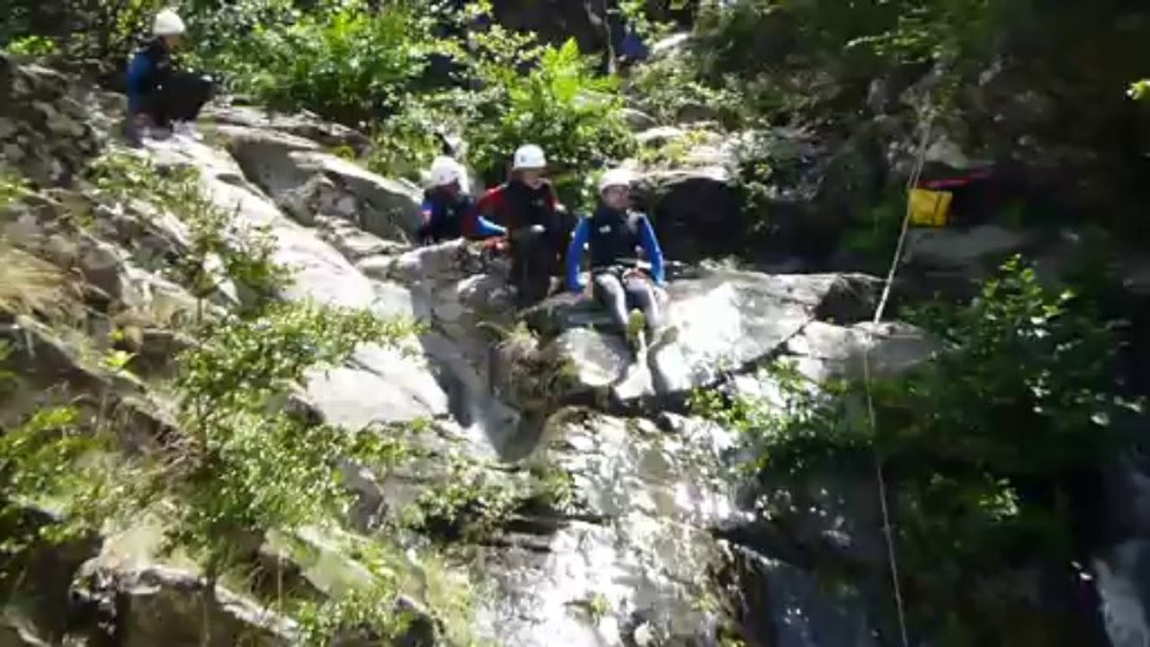 Canyoning Ardèche - Saut de la Dame : toboggan de 10m