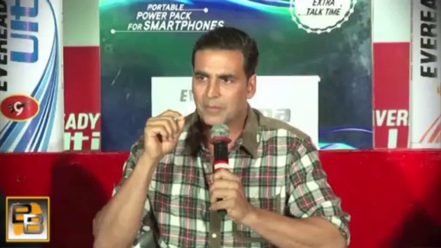 Akshay Kumar UNBUTTONS his pant, lands in trouble!