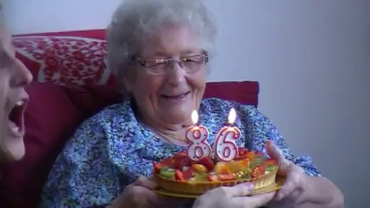 Mémé souffle ses bougies - 86 ans