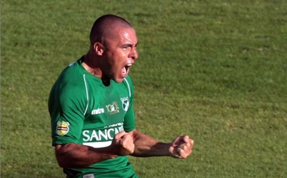 Un Colombien marque un coup franc à la Roberto Carlos !