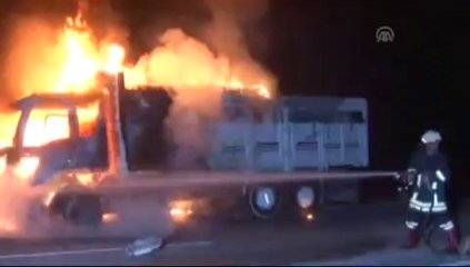 Kamyon alev alev yandı