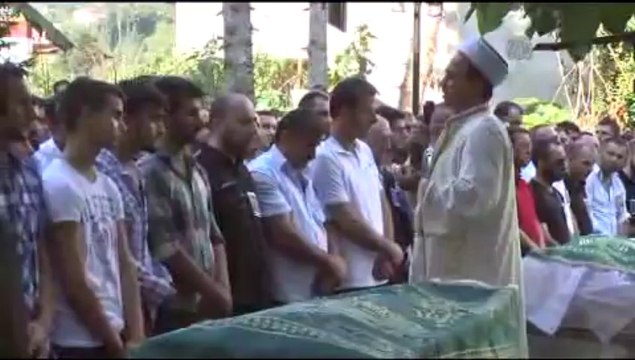 Kavgada birbirini vurarak öldüren iki kişinin cenaze namazı yan yana kılındı