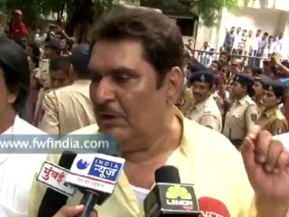 Amitabh Bachchan & Others at Late Actor Pran's Funeral