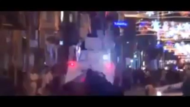 Taksim'in Ortasına Tuvaletini Yapan Adam