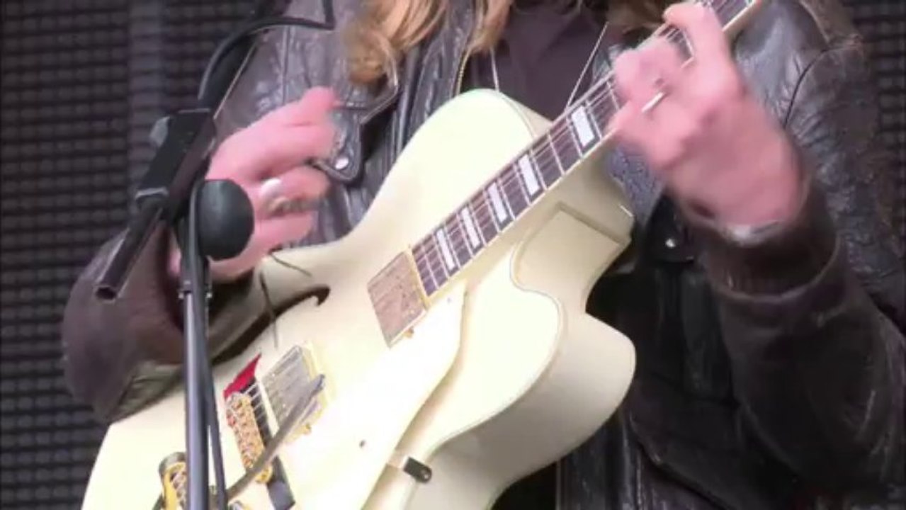 Dolomite Minor - Hypnotise// Live at Kendal Calling 2013
