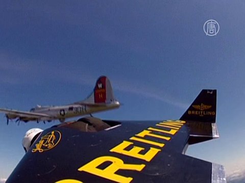 Полёт человека с истребителем в небе над США