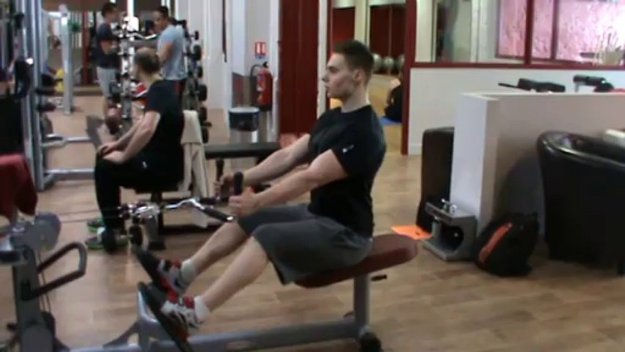 Dos - tirage horizontal à la poulie basse