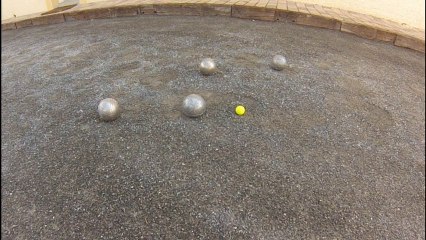 Pétanque : à la recherche du carreau...
