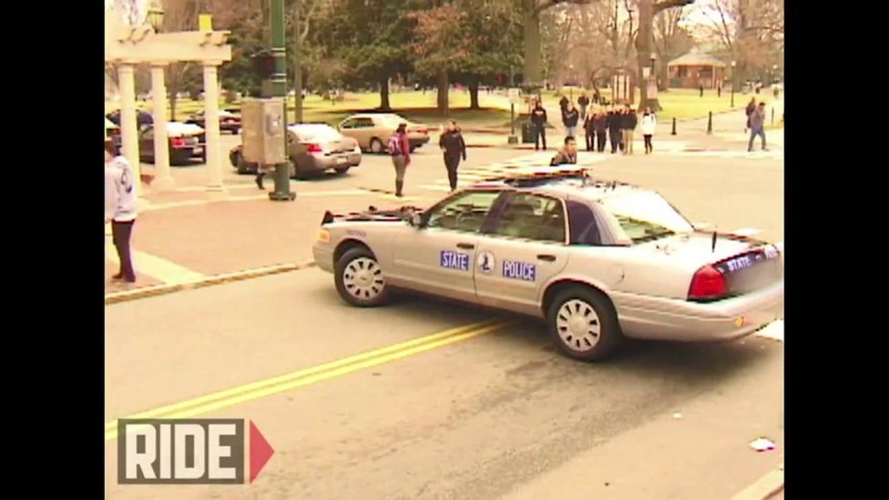 Un policier renverse un skateur