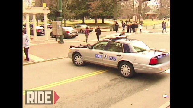 Un policier renverse un skateur