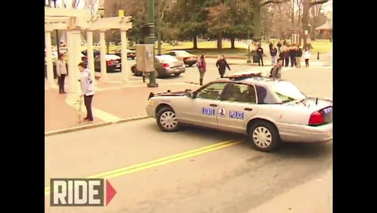 Une voiture de Police renverse un skateboarder et s'en va sans explication.