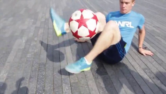 Insane Football skills - World Freestyle champion Andrew Henderson