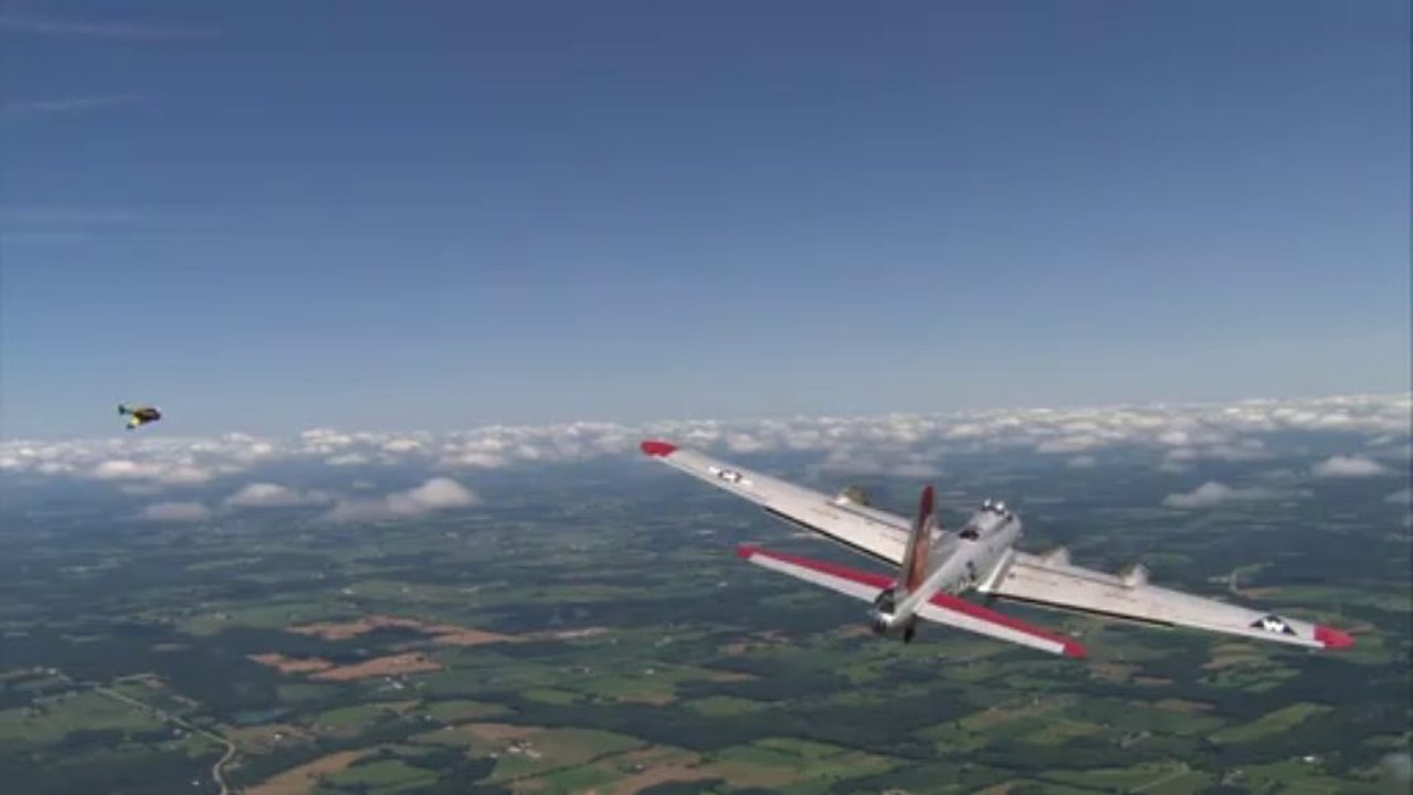 'Jetman' und Weltkriegs-Bomber fliegen Formation