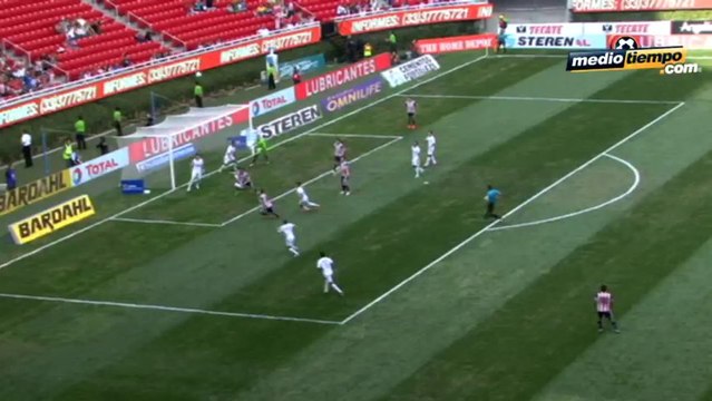 Reyna y el Tiburón 'devoraron' a Chivas en el Omnilife