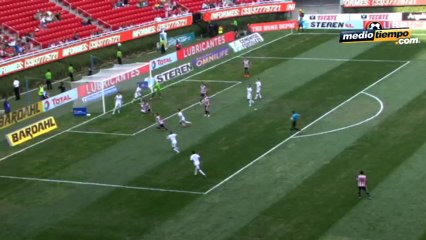 Reyna y el Tiburón 'devoraron' a Chivas en el Omnilife