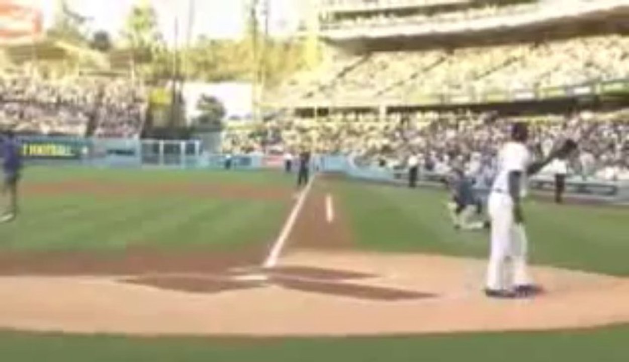 كريستيانو يستعرض مهاراته بكرة بيسبول