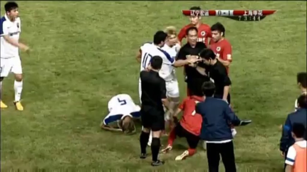 Csl: brutalo-foul! jingyang gehen die gäule durch