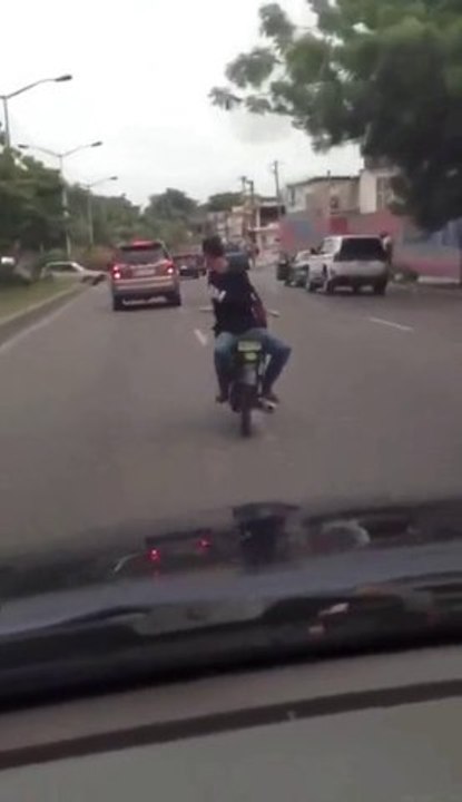 Un crétin fait le malin sur sa moto et se prend une voiture!