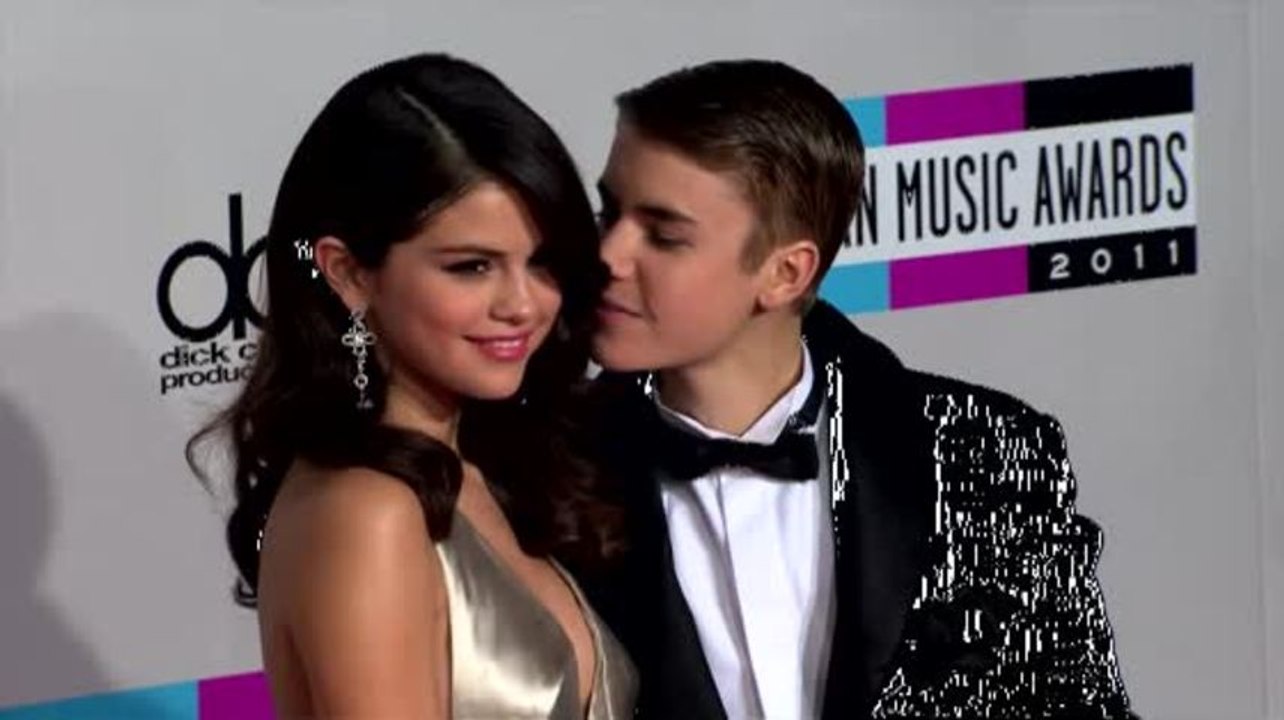 Selena Gomez Still Enjoys Bieber's Company, Sometimes