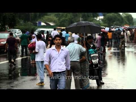 Stranded motorists and Bus passengers: Monsoon Surprises in Delhi