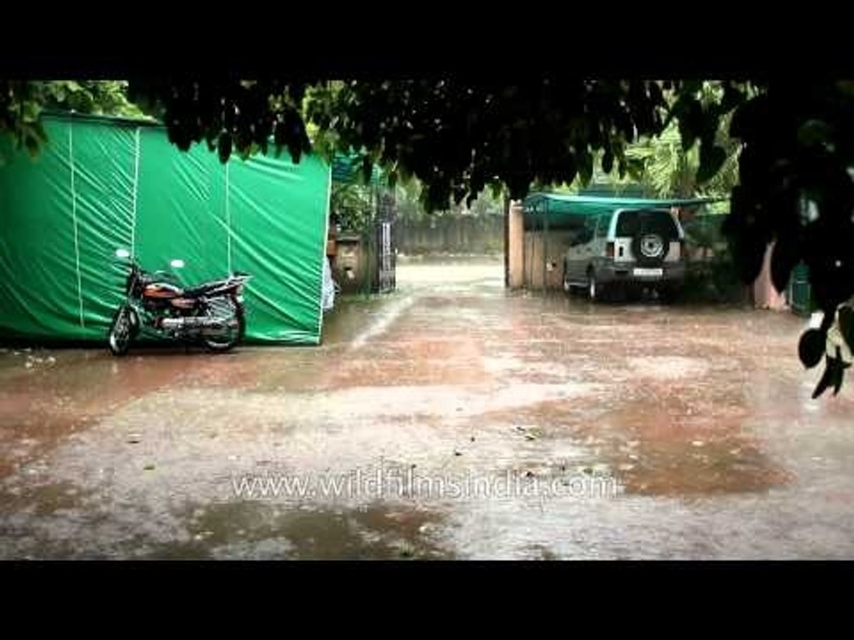 Heavy downpour in delhi