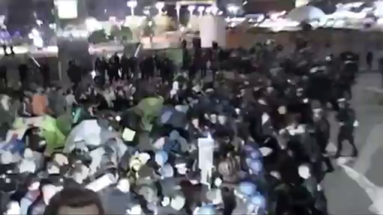 La Defense (France) 04/11/2011  Les "indignés" d'Occupy France s'installent à la Défense  © LTL News