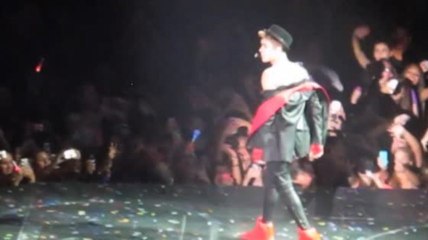 Des fans jettent des objets sur Justin Bieber à son concert