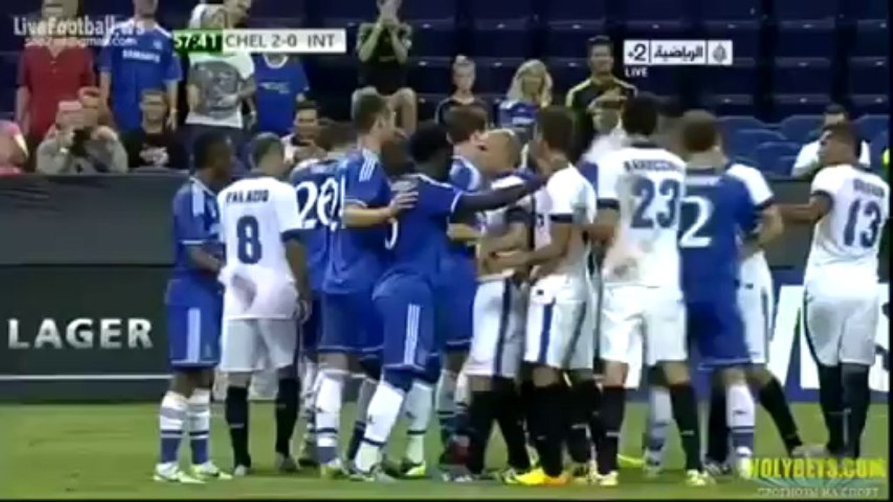 Le tacle ignoble d'Hugo Campagnaro sur John Terry