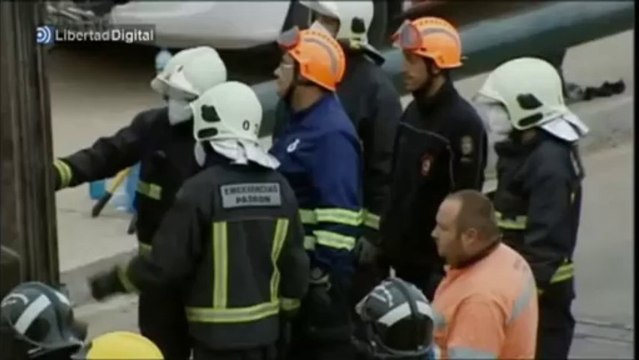 Los bomberos retiran con enormes grúas el tren accidentado en Santiago