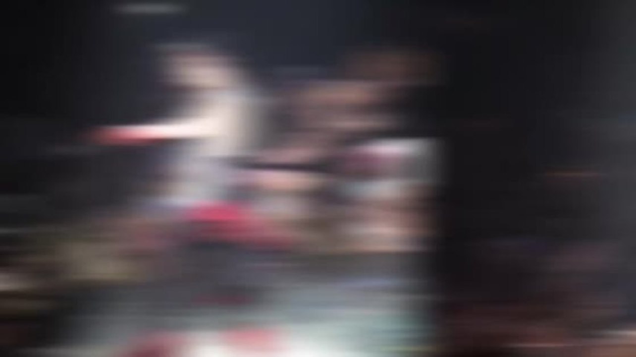 Justin Bieber wird beworfen