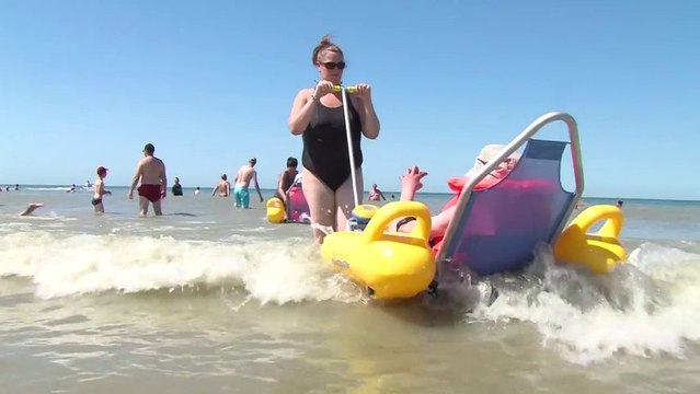 Les joies de la baignade en mer pour les handicapés grâce aux Tiralos du CCAS