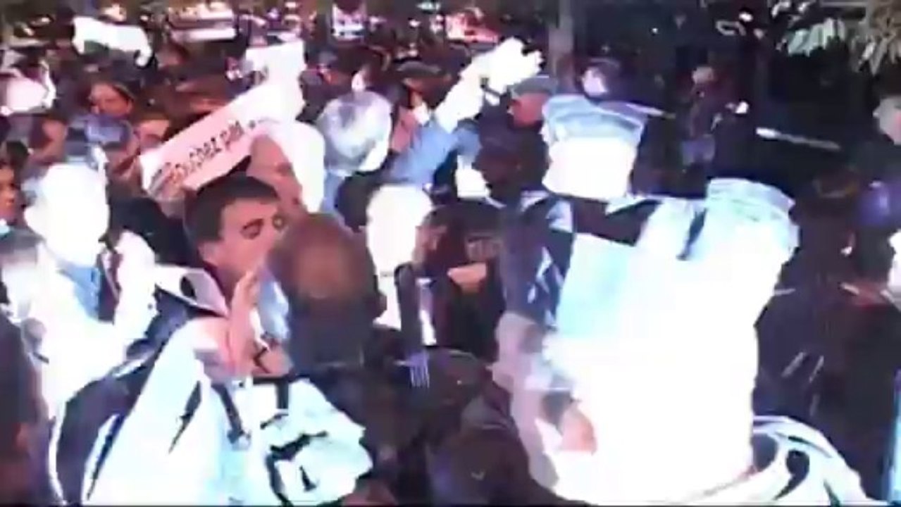 Paris (France) 27/10/2011  150 jeunes catholiques chantent et prient place du Châtelet  © LTL News