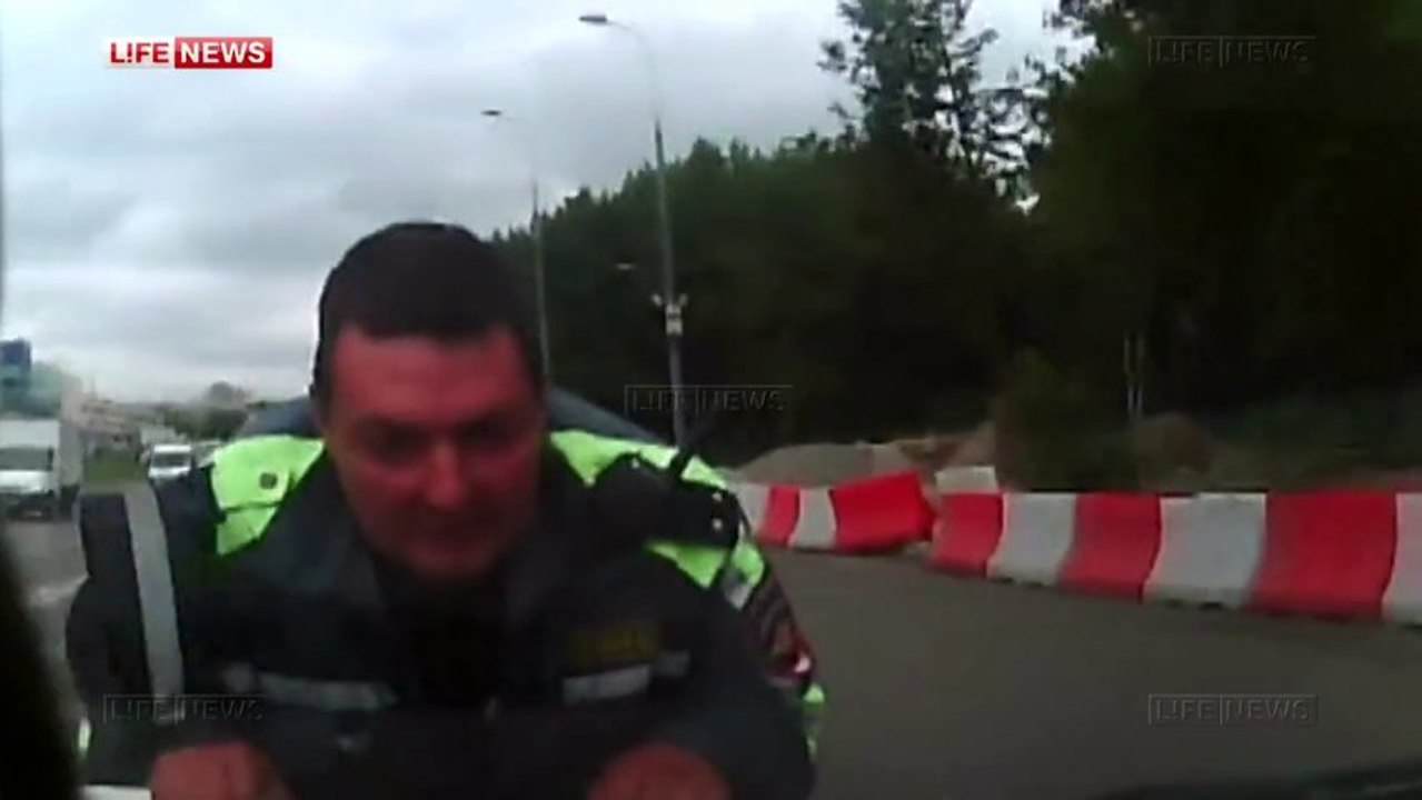 Il prend la fuite avec un policier sur le capot
