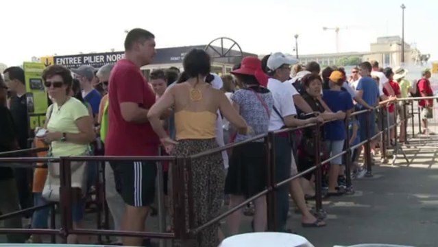 Insécurité: Valls tente de rassurer les touristes étrangers