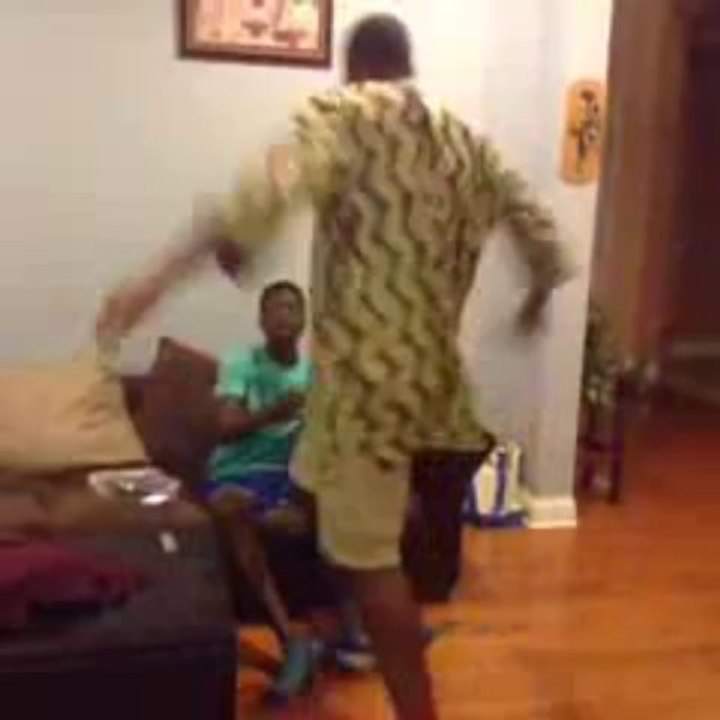 Le mec prend la claque du siècle!!! Ça t'apprendra à mater un porno ahaha