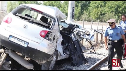 Poggiomarino (NA) - Circumvesuviana, treno travolge auto (02.08.13)