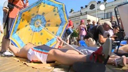 Bulgarian MPs and protesters take a break for the summer