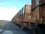 Un train routier au Brésil... 10 remorques à la suite qu'il faut doubler !!