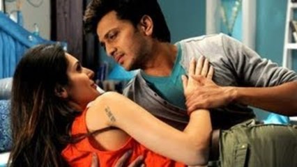 Bruna Abdalah & Riteish Deshmukh Intimate Scene In Grand Masti !