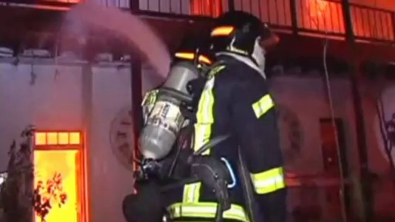 Huge fire destroys church in Chilean port